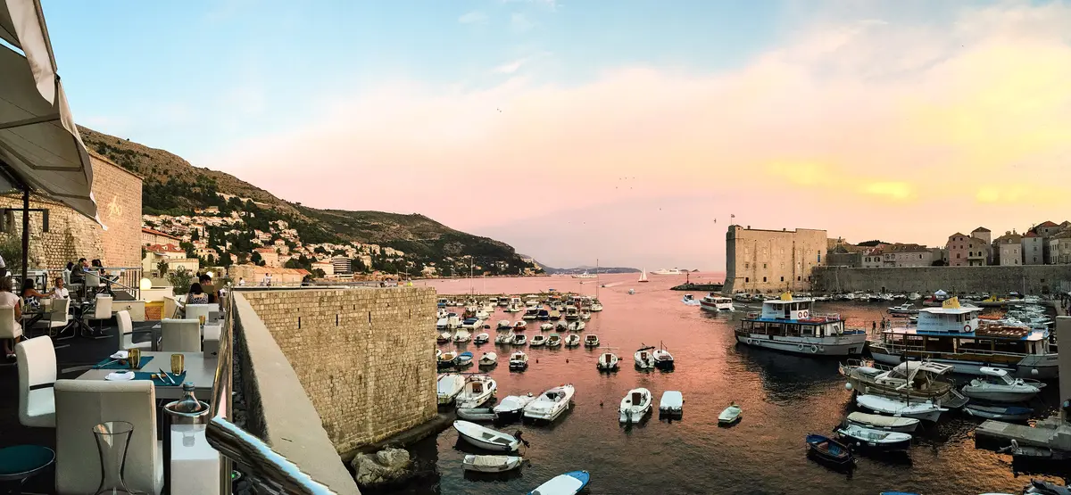 Z přístavu se otevírá výhled na starobylé městské hradby. (Lyle Hastie / Unsplash)