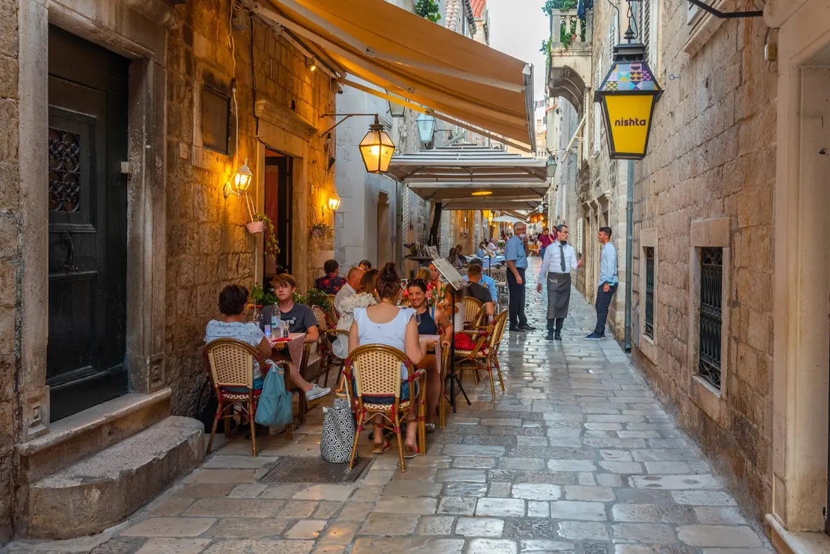 Staré město Dubrovníku se dá snadno projít pěšky a v jeho mnoha zákoutích se skrývá spousta zajímavostí. (Shutterstock)
