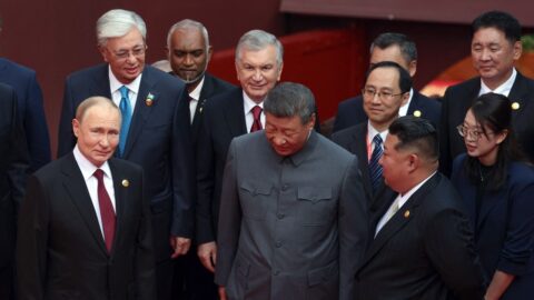 Rusko a Čína rozšiřují globální infrastrukturu autoritářství, uvádí studie