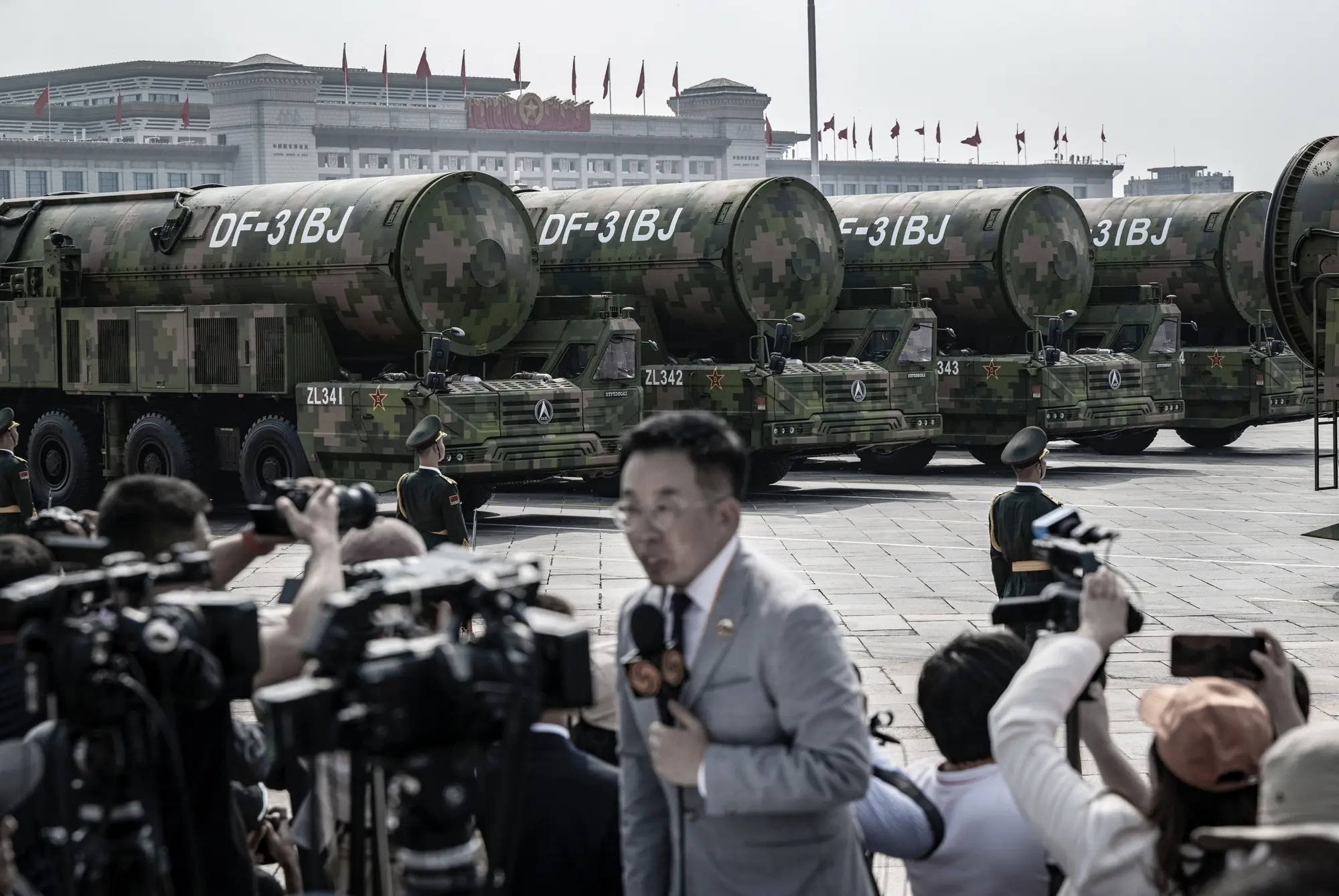 Balistické střely DF-31BJ schopné nést jaderné hlavice projíždějí na odpalovacích vozidlech během vojenské přehlídky na náměstí Tiananmen v Pekingu, dne 3. září 2025. (Kevin Frayer / Getty Images)
