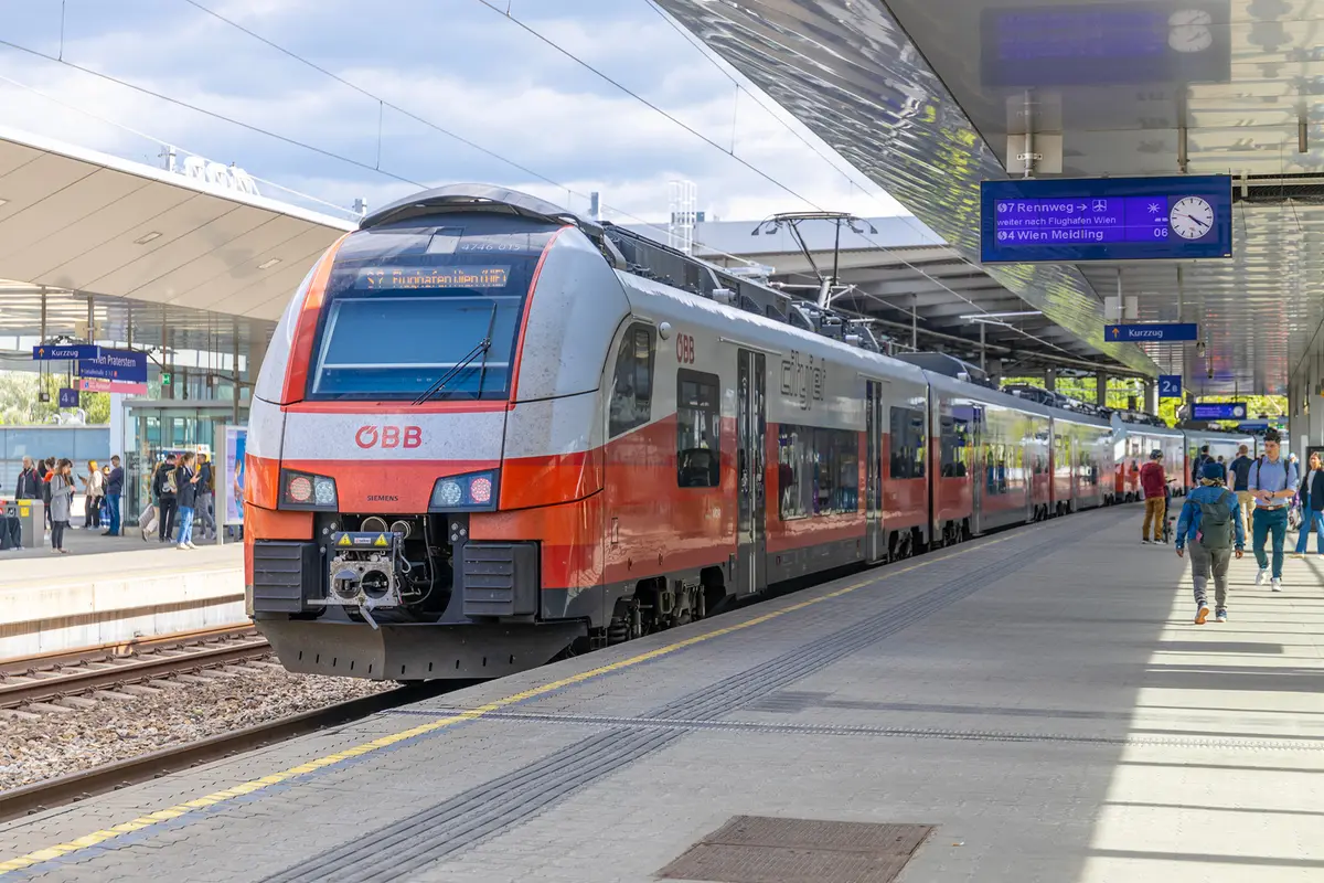 Vlak je často nejlepší volbou pro rychlé a přímé spojení mezi velkými letišti a centry měst. (Julia Mountain Photo / Shutterstock)
