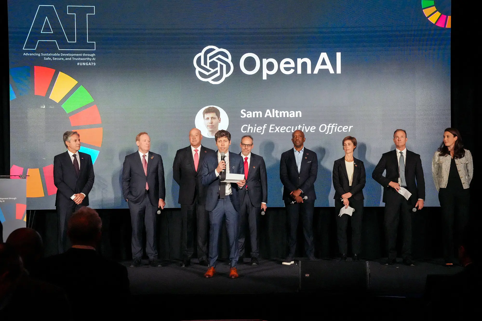 Generální ředitel společnosti OpenAI Sam Altman (uprostřed) hovoří v newyorském nádraží Grand Central Terminal 23. září 2024. K prosinci 2025 existuje 308 AI „jednorožců“ – startupů oceněných na více než 1 miliardu dolarů – včetně společnosti OpenAI, která vlastní ChatGPT. (Bryan R. Smith / POOL / AFP via Getty Images)