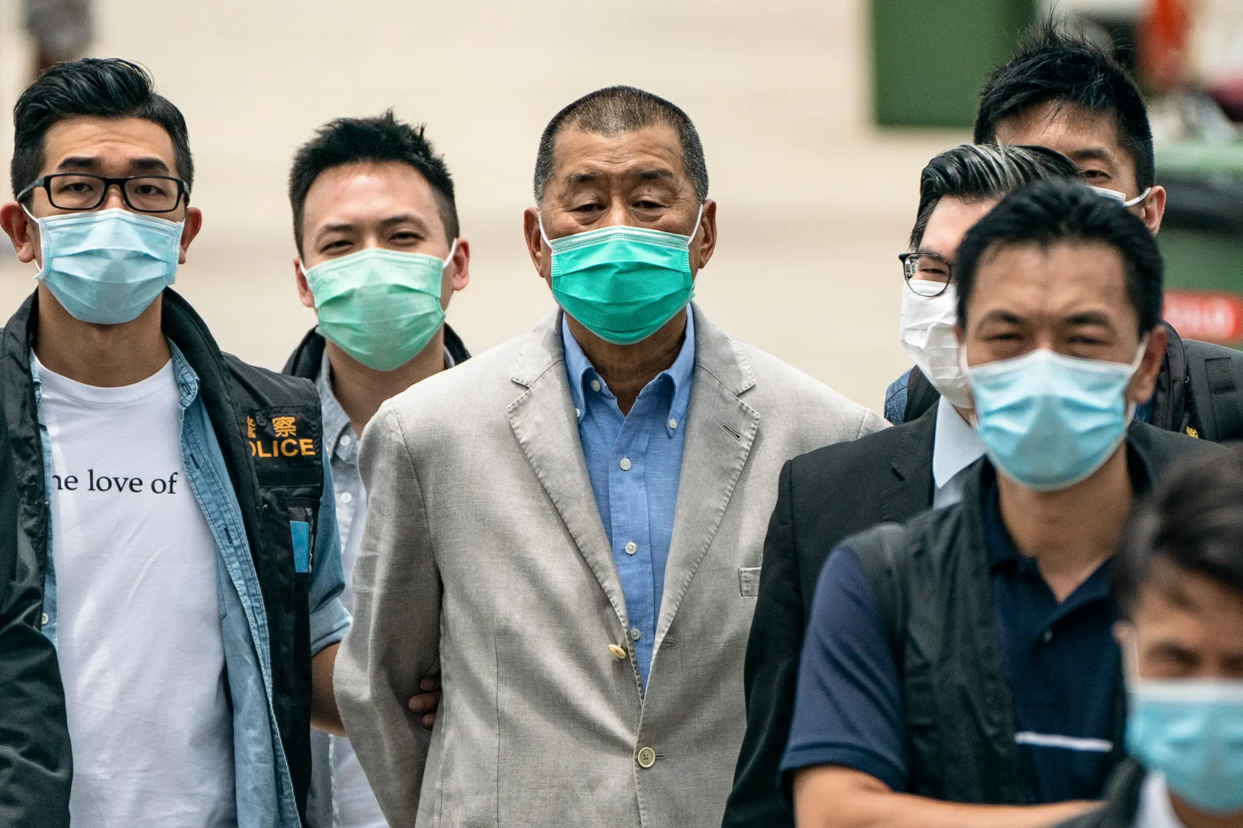 Policie eskortuje hongkongského mediálního magnáta Jimmyho Laie do jachtařského klubu v Hongkongu 11. srpna 2020. Lai byl koncem loňského roku odsouzen k 20 letům vězení. (Foto: Anthony Kwan / Getty Images)