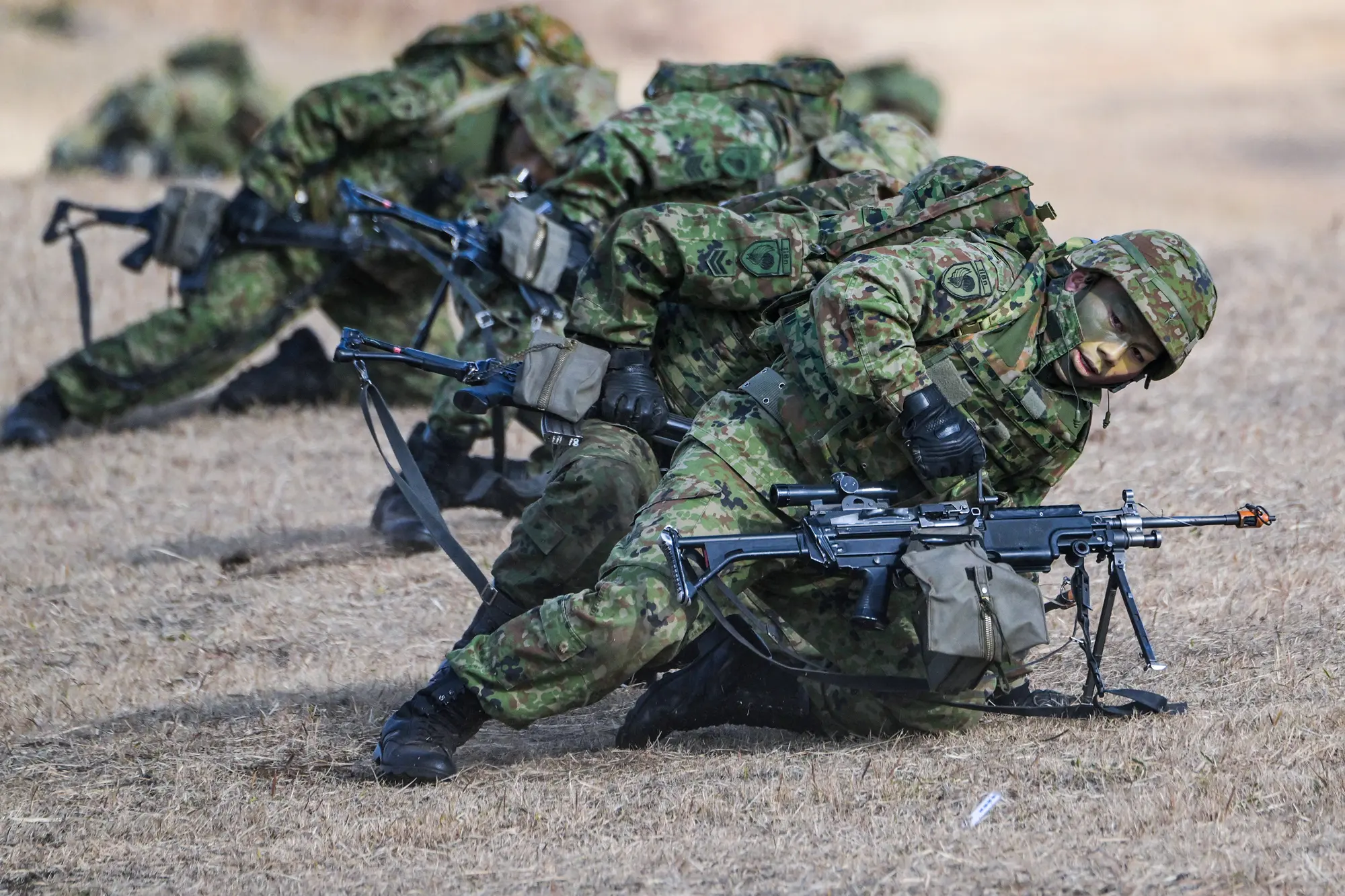 Japonští vojáci zaujímají pozice během společného vojenského cvičení a ukázky s účastníky z Británie, Kanady, Německa, Spojených států a dalších zemí v Camp Narashino ve městě Funabaši v Japonsku, dne 7. ledna 2024. (Richard A. Brooks / AFP via Getty Images)