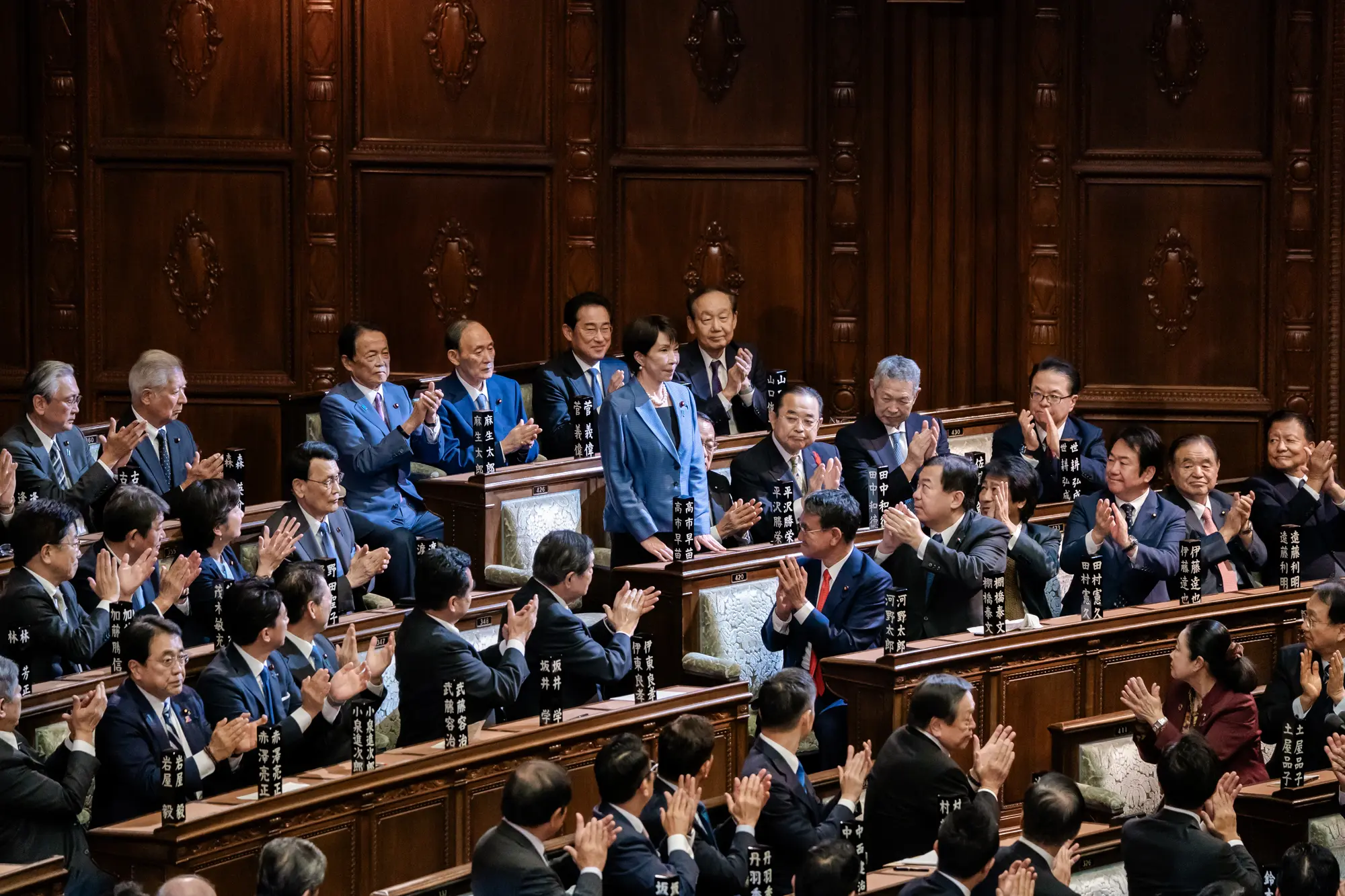 Předsedkyně Liberálnědemokratické strany Sanae Takaichiová přijímá potlesk poté, co ji poslanci dolní komory japonského parlamentu zvolili premiérkou v Tokiu, dne 21. října 2025. Po drtivém vítězství v předčasných volbách 8. února ji parlament znovu zvolil 18. února. (Tomohiro Ohsumi / Getty Images)