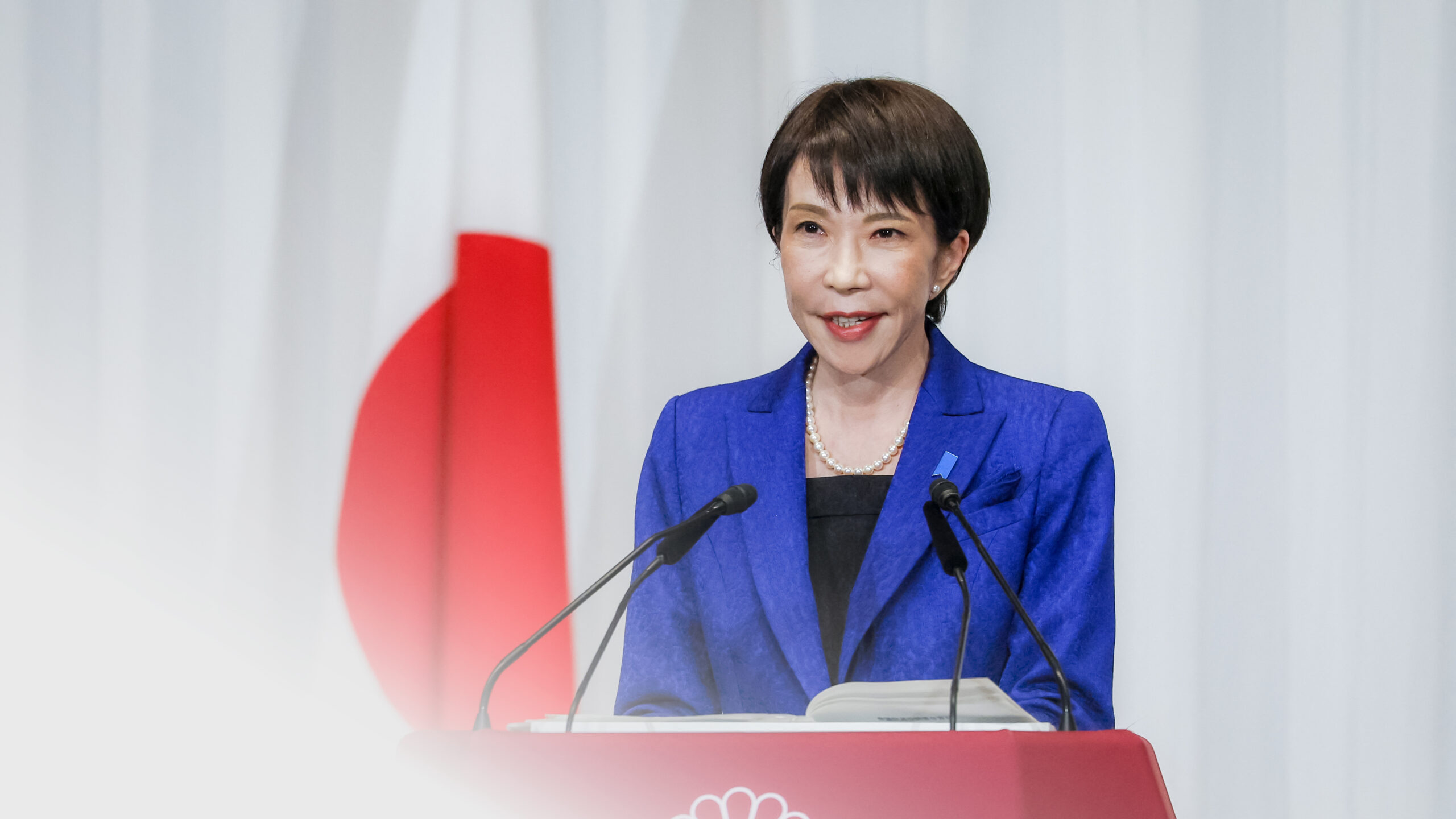 Japonská premiérka Sanae Takaichiová, předsedkyně vládnoucí Liberálnědemokratické strany (LDP), hovoří během tiskové konference v sídle strany v Tokiu, dne 9. února 2026. (Franck Robichon / POOL / AFP via Getty Images)