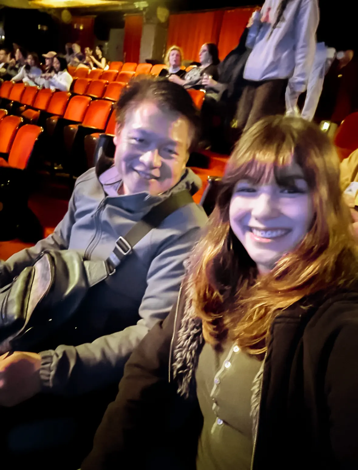 Alysa Liuová a její otec Arthur Liu v divadle Orpheum v San Francisku, kolem srpna 2025. (S laskavým svolením Arthur Liu)