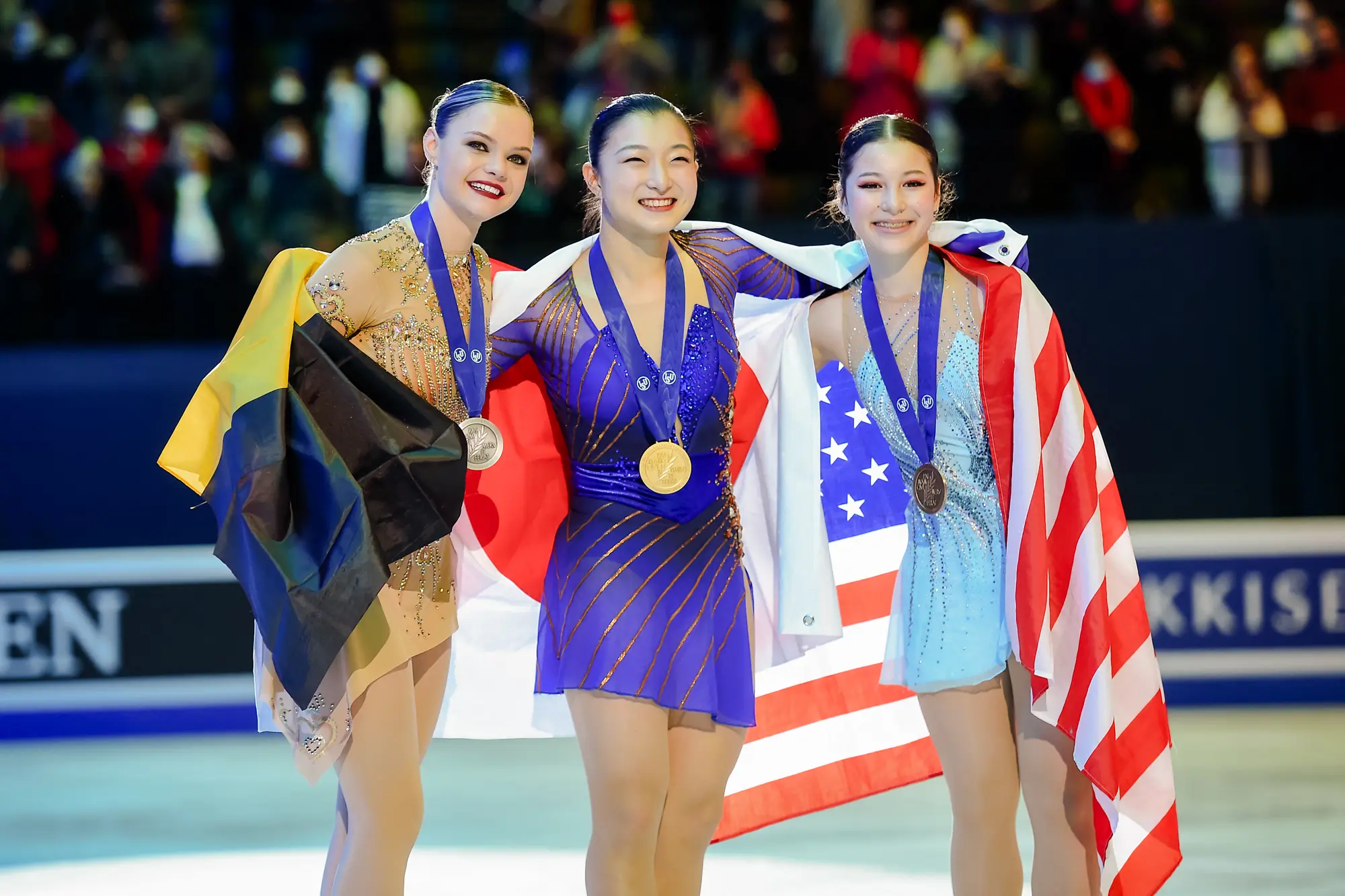 Zlatá medailistka Kaori Sakamotová z Japonska (uprostřed), stříbrná medailistka Loena Hendrickxová z Belgie (vlevo) a bronzová medailistka ze Spojených států Alysa Liuová (vpravo) pózují při ceremoniálu po závodě žen ve volné jízdě na mistrovství světa v krasobruslení ISU v Montpellier ve Francii, 25. března 2022. (Sylvain Thomas / AFP via Getty Images)