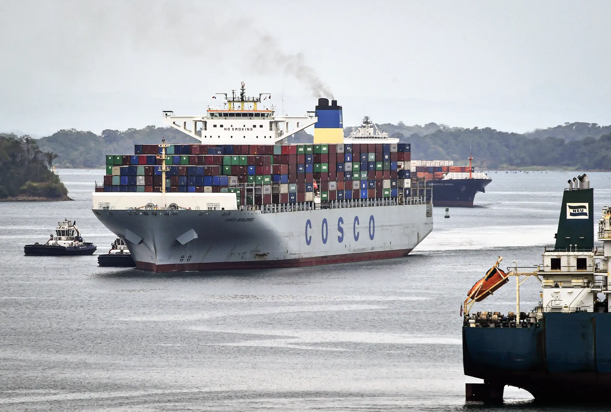 Kontejnerová loď COSCO Development, registrovaná pod vlajkou Hongkongu a s kapacitou více než 13 000 kontejnerů, proplouvá zdymadly Agua Clara v Colónu v Panamě, 2. května 2017. (Rodrigo Arangua / AFP / Getty Images)