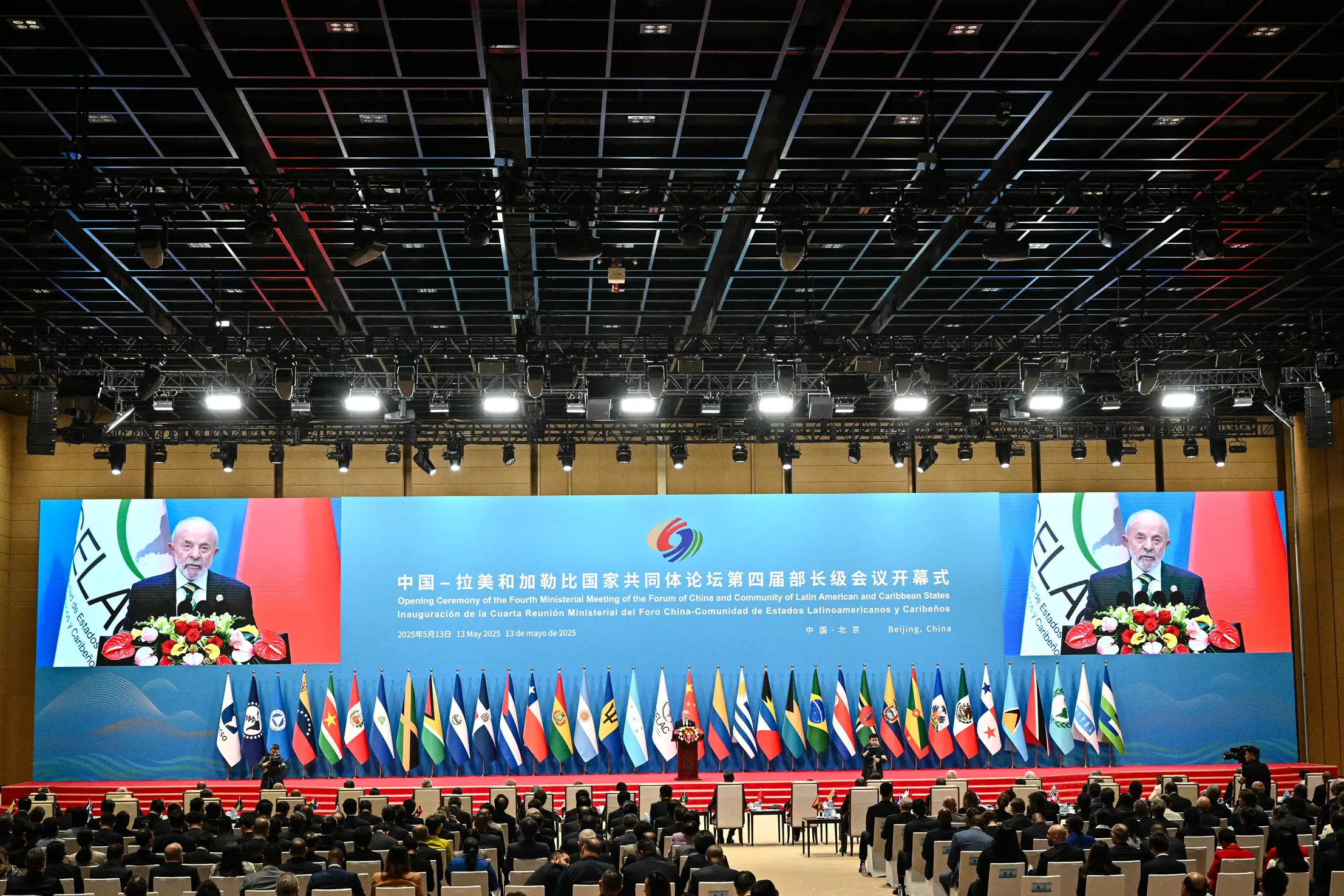 Brazilský prezident Luiz Inácio Lula da Silva hovoří během zahajovací ceremonie čtvrtého ministerského setkání Fóra Číny a Společenství států Latinské Ameriky a Karibiku v Pekingu, 13. května 2025. (Pedro Pardo / AFP / Getty Images)