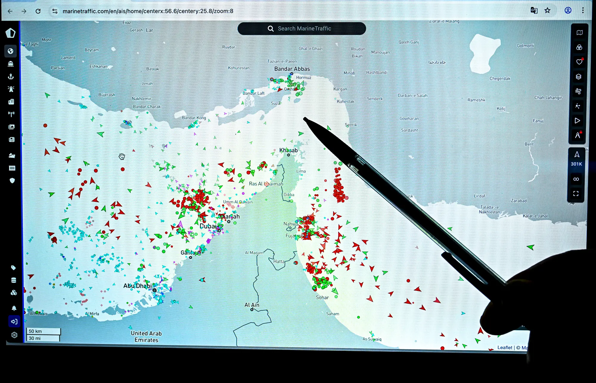 Osoba ukazuje na stránku na webu Marinetraffic zobrazující pohyb obchodních lodí na okraji Hormuzského průlivu poblíž íránského pobřeží během probíhající války na Blízkém východě, Paříž, 4. března 2026. (Julien De Rosa / AFP via Getty Images)
