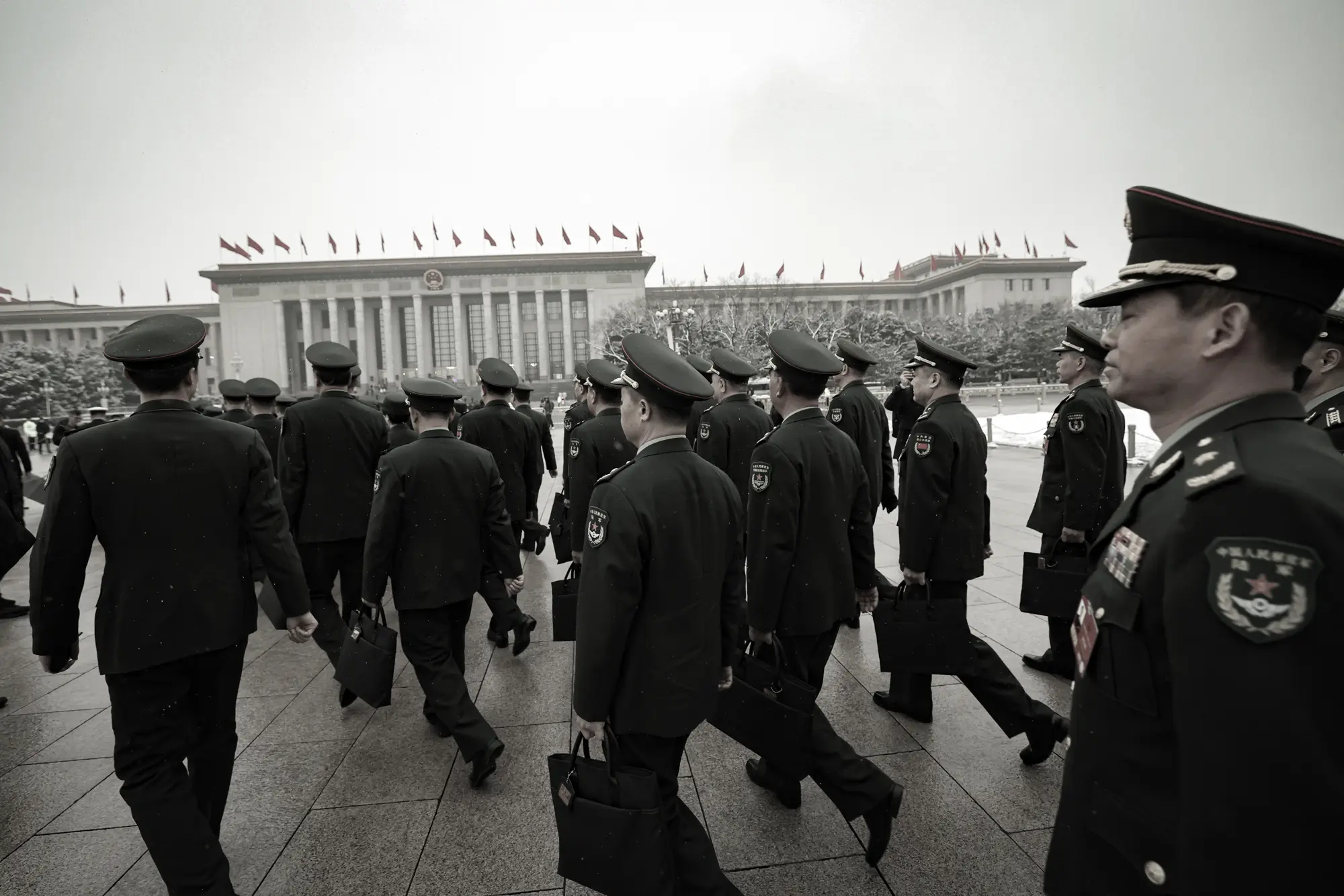 Vojenští delegáti přicházejí na zahajovací zasedání Všečínského shromáždění lidových zástupců ve Velkém sále lidu v Pekingu, 5. března 2026. (Lintao Zhang / Getty Images)