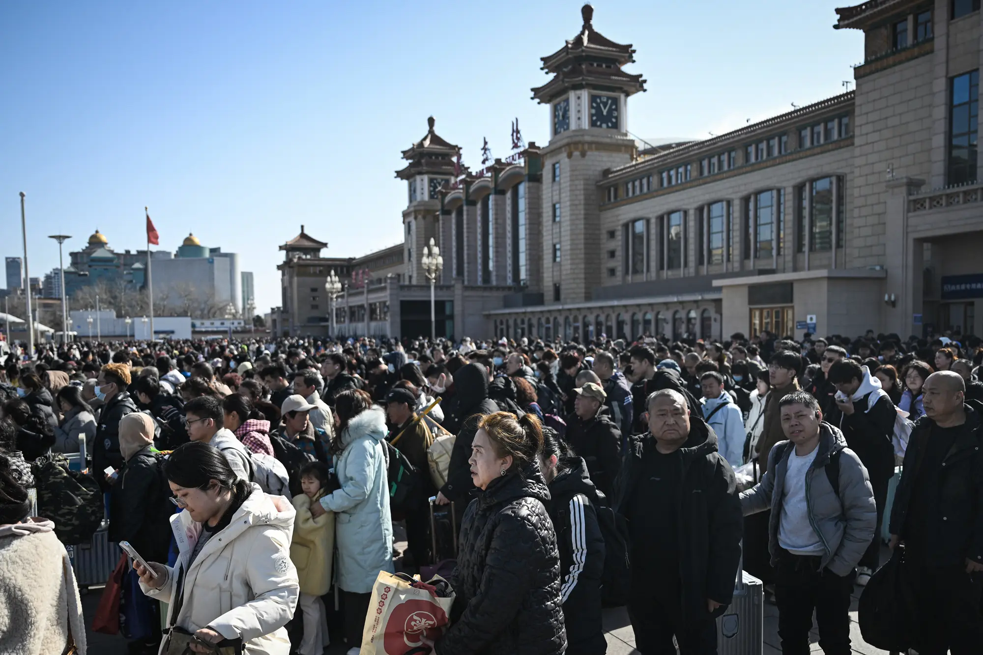 Lidé přijíždějí na pekingské nádraží 23. února 2026. Byl to poslední den svátků jara, které připomínají lunární nový rok ve znamení Koně. Místní samosprávy se podle experta během svátků často uchylují k daňovým vratkám z vývozu, aby pokryly mimořádné výdaje. (Foto: Pedro Pardo / AFP přes Getty Images)