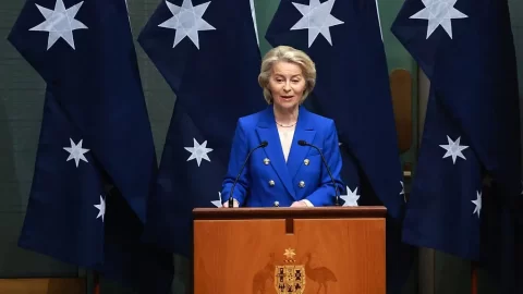 Šéfka Evropské komise varuje před zaplavováním globálních trhů Čínou, vyzývá ke společnému postupu