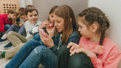 Zakázat či nezakázat? Sněmovna otevřela téma omezení sociálních sítí pro děti, zatím převládá zdrženlivost