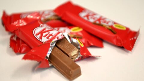 Neznámí pachatelé ukradli kamion s 12 tunami čokoládových tyčinek KitKat, mluvčí značky okomentoval situaci odlehčeně