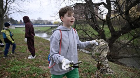 Dobrovolníci v Česku budou dnes uklízet přírodu, města a obce