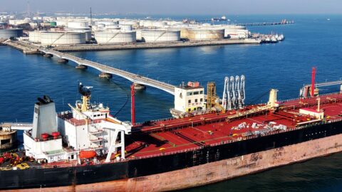 Konec levné ropy pro Čínu oslabí její konkurenceschopnost, míní odborníci