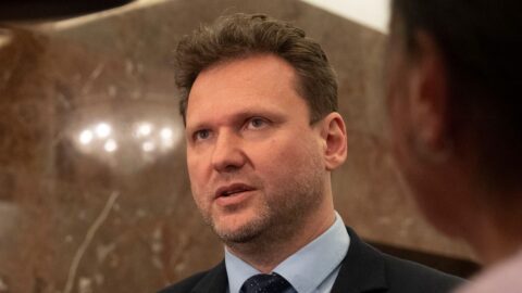 ČR dostojí závazkům ohledně obranných výdajů, s USA vede dialog, řekl Vondráček z ANO