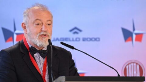 Být vidět jako jeden z nejdůležitějších prvků naší bezpečnosti. První veřejný projev vládního poradce Kmoníčka