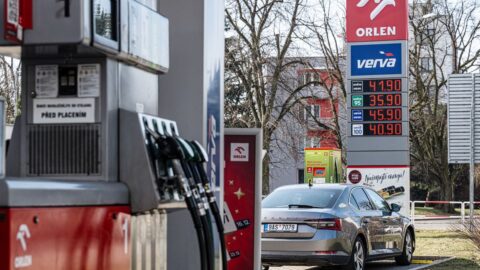První údaje marží u prodejců pohonných hmot bude mít Schillerová v pondělí
