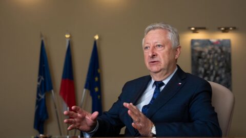 Resort obrany odmítá odpovědnost za cenzuru podcastu s prezidentem. Opozice volá po rezignaci ministra