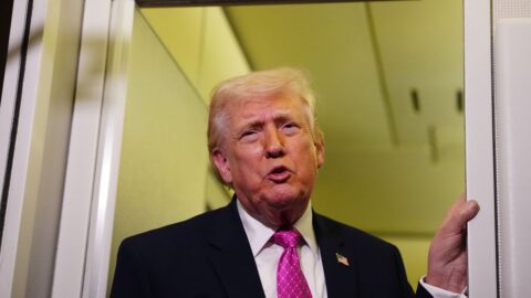 Trump řekl Financial Times, že USA by se mohly zmocnit íránského ostrova Charg