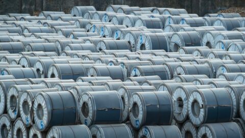 Vloni jsme dovezli rekordní množství ruské oceli, přitom domácí ocelárny bojují o přežití. Proč?