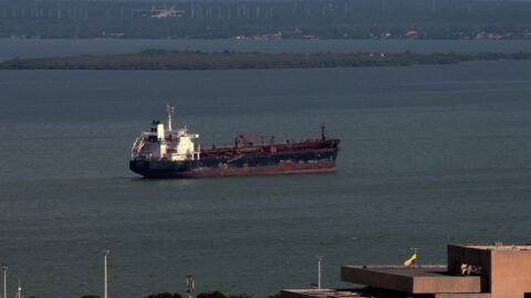 USA kvůli drahé ropě uvolní pravidla lodní přepravy, povolí obchody s Venezuelou