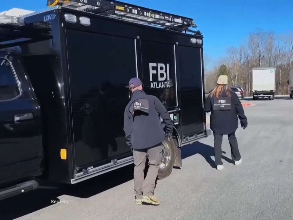 Dne 28. ledna 2026 agenti FBI zabavili přibližně 700 krabic volebních záznamů z okresu Fulton ve státě Georgia, včetně fyzických hlasovacích lístků z voleb v roce 2020. Čestné prohlášení, které podpořilo soudem schválenou razii, poukazuje na možné porušení federálních zákonů během těchto voleb.