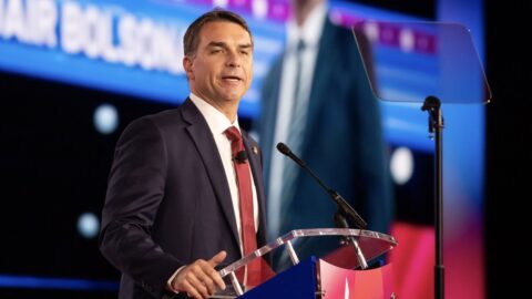 Brazilský soud nařídil vyšetřování Flávia Bolsonara kvůli pomluvě prezidenta – soupeře v říjnových volbách