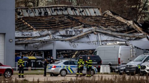 Američanku zadrženou kvůli požáru v Pardubicích dnes předají ze Slovenska do ČR