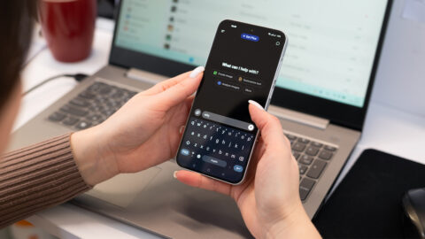 AI u špatných rozhodnutí přitakává o 50 procent častěji než lidé, ukazuje studie