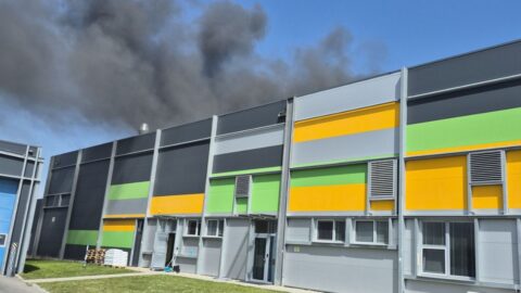 Hoří střecha budovy s fotovoltaikou v průmyslovém areálu v Chropyni