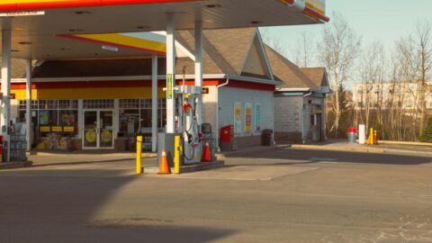 Čerpací stanice v krajích výrazně zlevnily naftu, většinou na vládní maximum