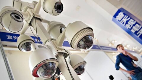 Pekingský systém high-tech dohledu mění každodenní život v sérii kontrol totožnosti, říkají místní i cestovatelé