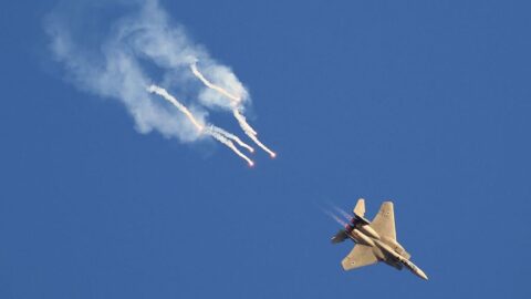 USA stále pátrají po druhém členovi posádky sestřeleného letounu nad Íránem