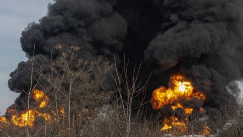 Ukrajina udeřila na rafinerii na jihozápadě Ruska, na místě vypukl rozsáhlý požár