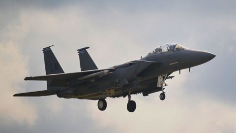 Írán sestřelil podle médií americký letoun F-15E, jeden člen posádky zachráněn