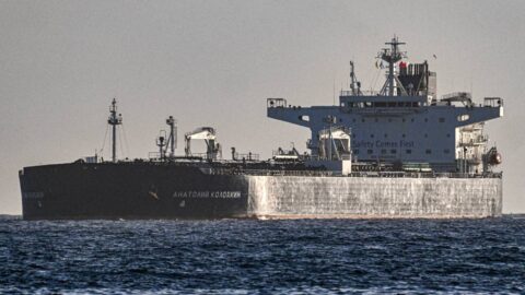 USA o měsíc prodloužily výjimku na nákup sankcionované ruské ropy na tankerech