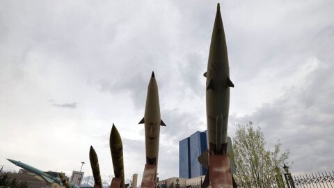 Írán vyslal na Izrael balistické střely, nejméně jedna nesla kazetovou munici