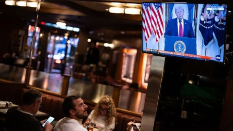 USA v Íránu splní cíle, dva či tři týdny budou útočit velmi tvrdě, řekl Trump