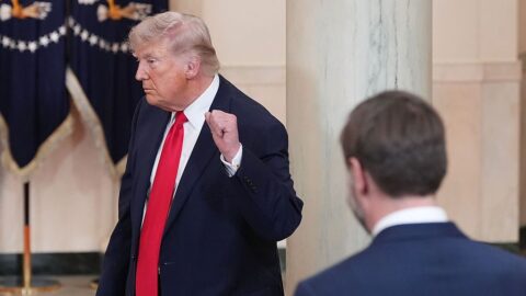 Ze sestřeleného letounu F-15E v Íránu byl nalezen i druhý americký pilot. Bude v pořádku, řekl Trump