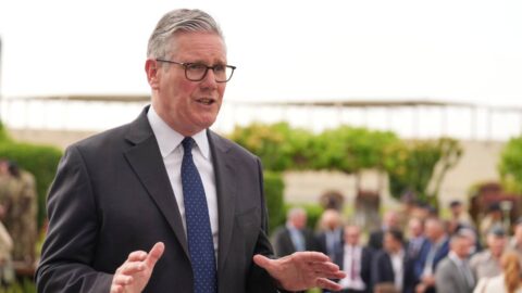 Británie nepodpoří blokádu Hormuzu a nenechá se zavléct do války, řekl Starmer