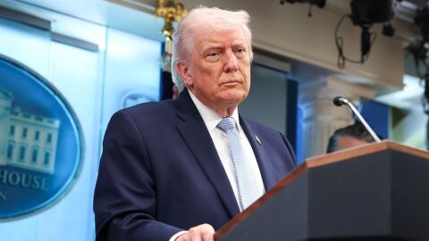 Trump hrozí Íránu zničením jeho civilizace, čeká se na dohodu do středečního rána