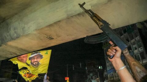 Trump oznámil příměří, Libanon a Izrael se přesto ostřelovaly