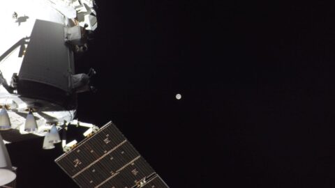 Posádka mise Artemis II překonala polovinu trasy mezi Zemí a Měsícem