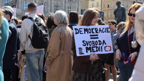 Milion chvilek vyzývá k protestům proti změně financování veřejnoprávních médií