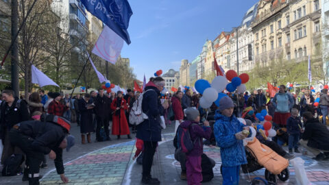 „Nejlepší je prostě pomoct.“ Pochod pro život prošel Prahou navzdory hlasitým blokádám odpůrců