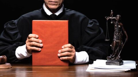 Soudce protizákonně vyměnil ve spisu obálku s hlasováním soudců. Manipulaci odhalil zastupující advokát